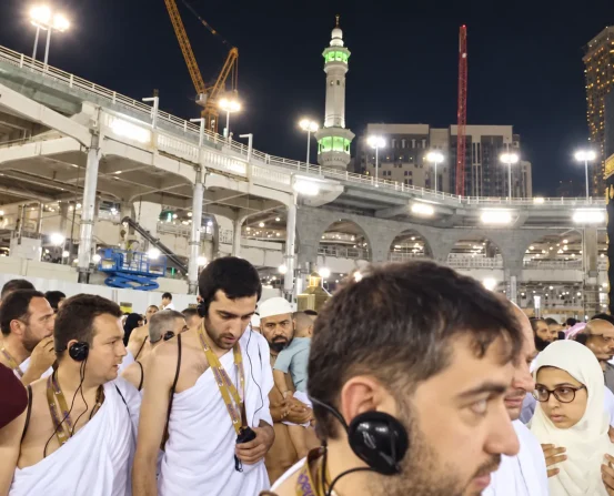 Kâbe çevresindeki umre yolcuları – Amade Turizm belgeseli
