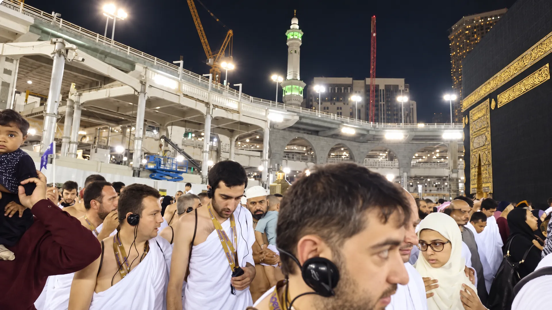 Kâbe çevresindeki umre yolcuları – Amade Turizm belgeseli