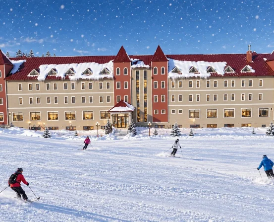 Kayı Snow Otel Sarıkamış kış manzarası ve kayakçılar