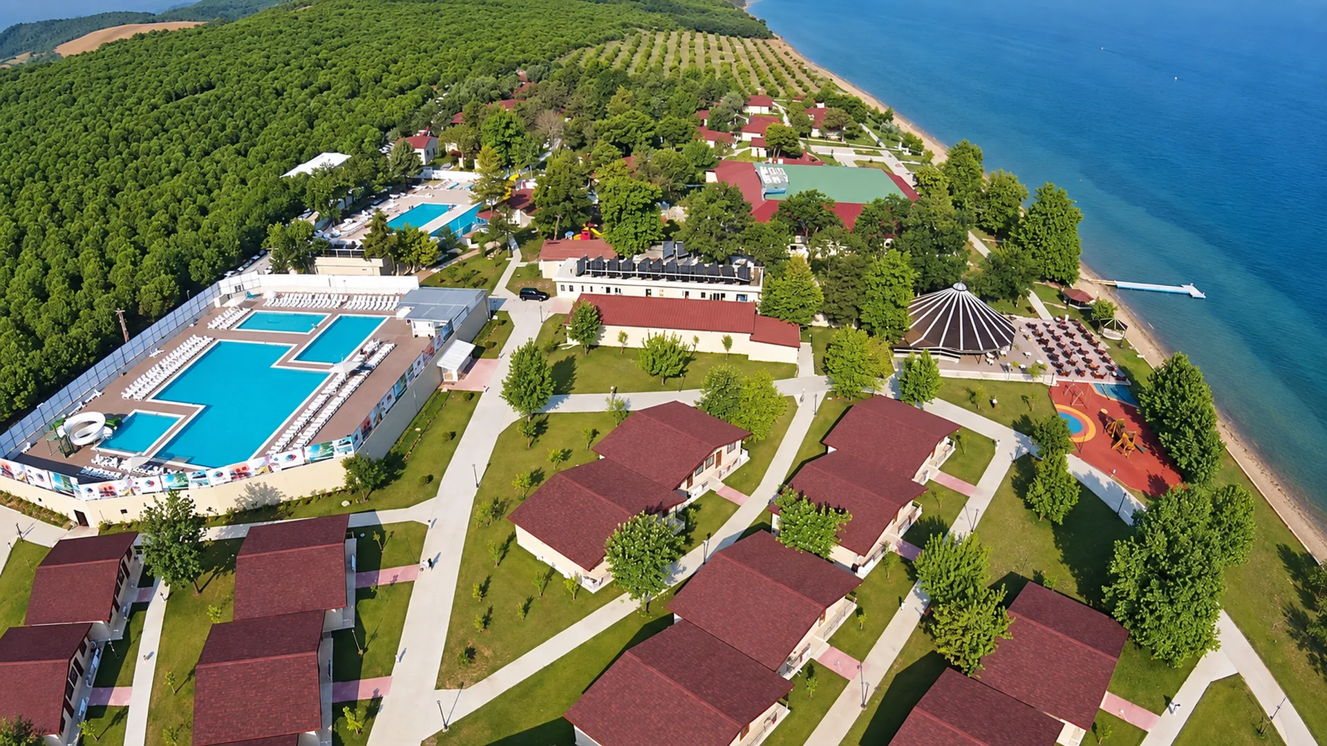 Rizom Tatil Köyü havuzları ve sahil yerleşkesinin drone görüntüsü