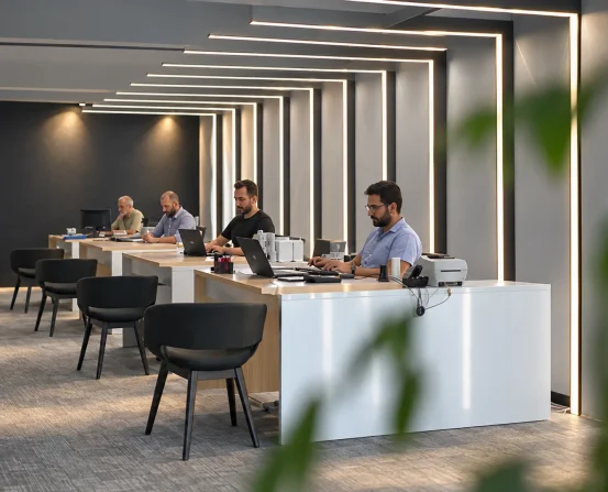 Sena Aluminium tesisinde üretim yapan ekip ve alüminyum profiller