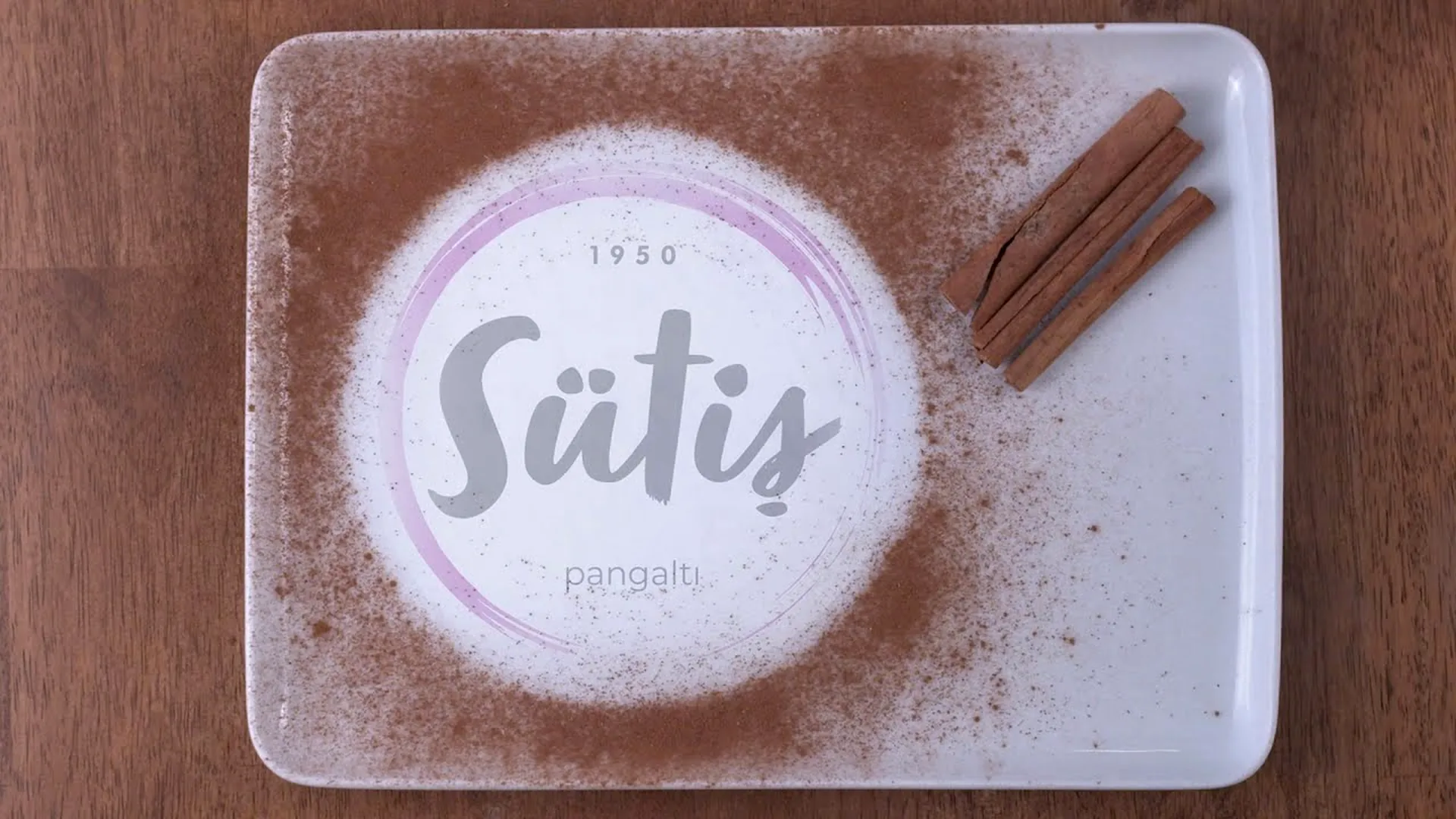Sütiş Pangaltı reklam filminden tarçınlı tabak ve marka logosu