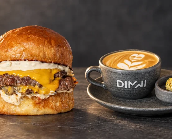 DIMMI Coffee & Burger için burger ve kahve sunumu